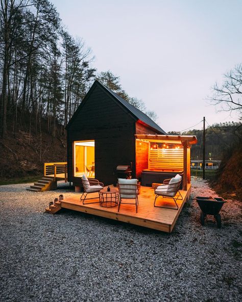 Levi Kelly | This low cost, Scandinavian inspired tiny house by @adkinsacres is stunning. 2 exterior decks on 40 acres of property! Inside there’s 2... | Instagram Modern Tiny Cabin, Scandinavian Tiny House, Tiny Cabin Plans, Scandinavian Cabin, Tiny House Vacation, Cottage Tiny House, Cabin Modern, Tiny House Talk, 40 Acres