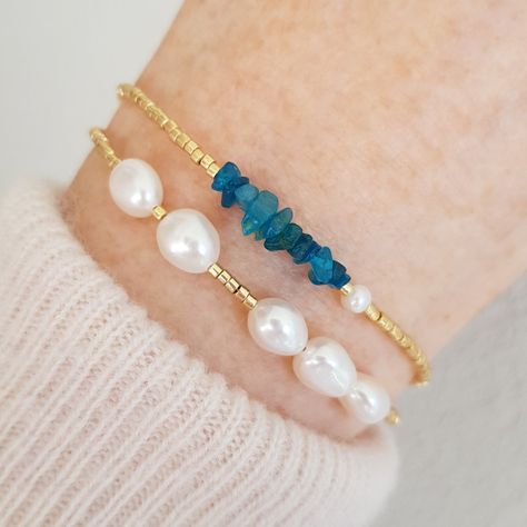 Seed Bead Gemstone Bracelet, Diy Gemstone Chip Jewelry, Dainty Stone Bracelet, Crystal Chip Jewelry Ideas, Chip Stone Bracelet, Chip Stone Jewelry, Dainty Crystal Jewelry, Stone Chip Jewelry, Crystal Chip Jewelry