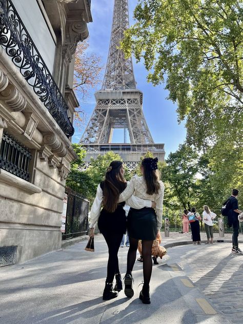 Friends in Paris Sisters in Paris Paris outfits Paris fall Paris on September Paris Bff Pictures, Paris Sister Trip, Sisters In Paris, Paris Trip With Best Friend, Trip With Sister, Paris Photo Ideas Friends, Paris With Best Friend, Paris Best Friends, Paris Daytime