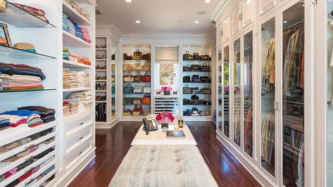 extremly big closet that display clothes really well - Shelterness A Walk In Closet, Malibu House, Malibu Mansion, Yolanda Foster, Grand Dressing, Closet Vanity, Casa Clean, Amazing Closets, Beautiful Closets