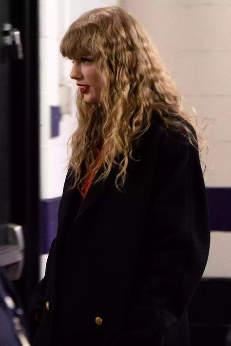 Taylor Swift Brought Back Her 'Reputation' Curls at Travis Kelce's Latest Game Chiefs Game, Blonde Cat, Estilo Taylor Swift, Taylor Swift Funny, Taylor Swift Hair, Travis Kelce, Long Live Taylor Swift, Swift 3, Live Taylor