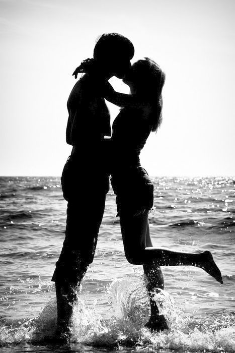 Beach Pink, Foto Tips, Have Inspiration, Wedding Beach, Engagement Pics, Photo Couple, The Kiss, Beach Engagement, Jolie Photo