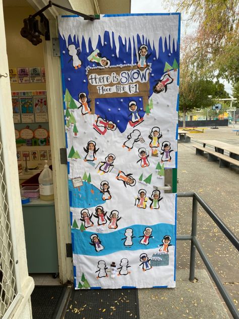 School classroom door idea Winter Wonderland School, Kindergarten Door, Winter Classroom Door, Christmas Door Ideas, Winter Room, Sports Classroom, Classroom Door Ideas, Snow Place, Winter Classroom