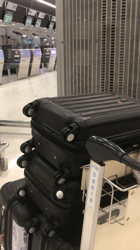 Luggage Aesthetic Airport, Dubai Aesthetic Night, Teen Luggage, Girl Airport, Suitcase Aesthetic, Luggage Aesthetic, Airport Luggage, Aesthetic Airport, Airport Aesthetic