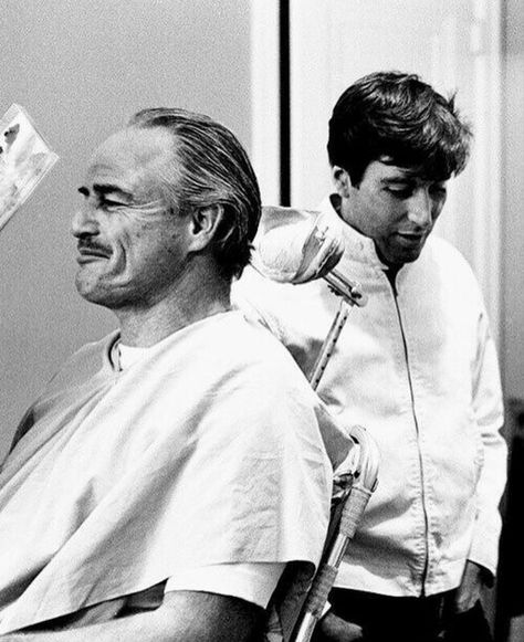 Marlon Brando & Al Pacino behind the scenes of The Godfather, 1972. Klasik Hollywood, Don Vito Corleone, Battle Rap, Don Corleone, Gena Rowlands, Septième Art, Gene Kelly, Alberto Giacometti, Mae West