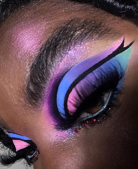 Purple Graphic Liner Looks, Pink And Purple Makeup Looks Creative, Graphic Purple Eyeliner, Purple Editorial Makeup, Purple Graphic Eye Makeup, Makeup Academy, Bold Eyes, Brown Skin Makeup, Sfx Makeup