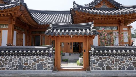 Here you will find photos of interior design ideas. Get inspired! Korea Restaurant, Hanok House, Korean Traditional House, Tiger Mountain, Traditional Korean House, Korean Architecture, Korean House, House Mansion, Asian House