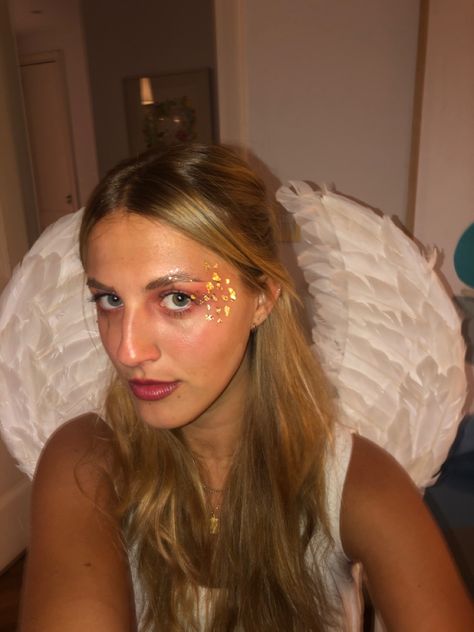 Jules as juliet #romeoandjuliet #euphoria #halloween Jules Juliet Euphoria, Jules Euphoria Costume, Jules Euphoria Halloween Costume, Jules Angel Costume, Juliet Angel Costume, Jules Halloween Costume, Euphoria Halloween Costumes, Group Costumes For 4, Euphoria Outfits Party