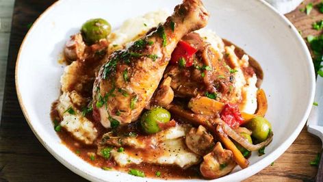 One pot chicken - 9Kitchen Chicken Cottage, Red Wine Recipe, Braised Chicken Thighs, Balsamic Pork, Baker Man, Scampi Recipe, Meals Ideas, Paleo Meals, Red Wine Sauce