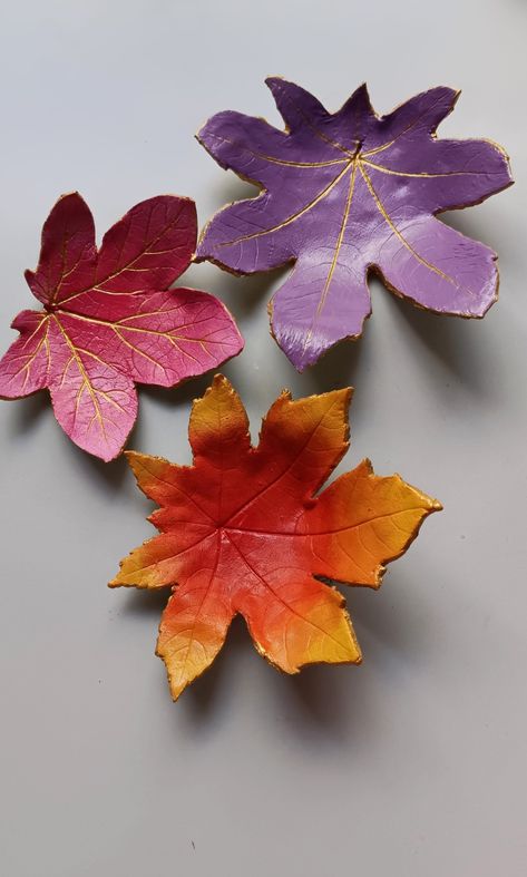 Let's make these cute and vibrant leaf dish using air dry clay ✨ Clay Impressions, Diy Projects For Fall, Leaf Craft Activities, Serbian Language, Diy Leaf, Leaf Projects, Diy Crafts Love, Diy Leaves, 8 Mart