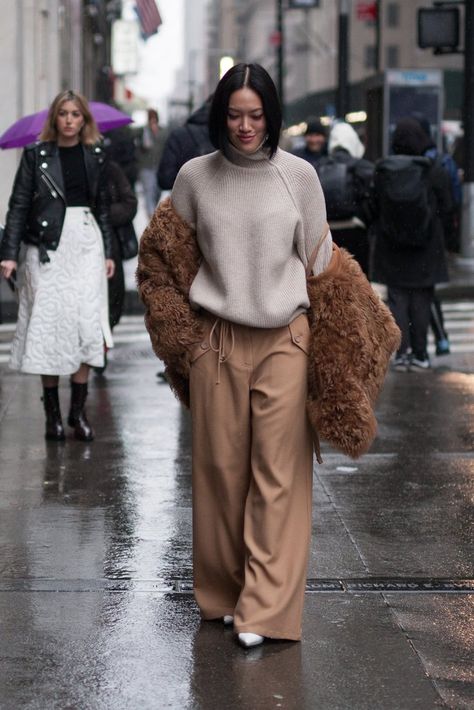 6 Colors Every Fashion Girl Will Be Wearing For Fall Cream Pants Outfit, Tiffany Hsu, Simply Fashion, Cream Pants, Nyfw Street Style, Wideleg Pants, Moda Paris, Fall Inspo, Cooler Look