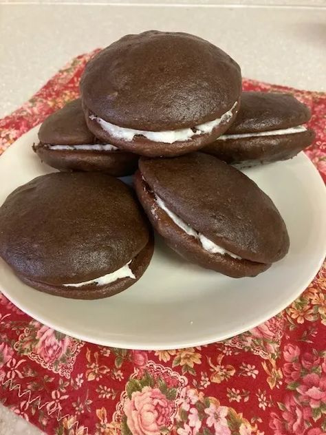 Gobs Recipe, Whoopie Pie Recipe, Whoopie Pie, Devil Dogs, Dessert Aux Fruits, Western Region, Cream Filling, Whoopie Pies, Bakery Recipes