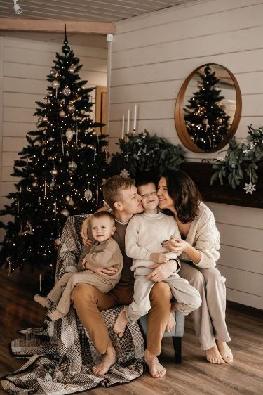 Indoor Christmas Photos, Christmas Tree Photoshoot, Christmas Mini Shoot, Christmas Photography Family, Family Photo Studio, Christmas Pictures Outfits, Christmas Family Photoshoot, Christmas Poses, Home Photo Shoots