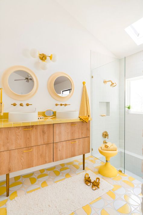 Modern Traditional Kitchen, Cool Toilets, Modern Pedestal Sink, Sunken Tub, Yellow Floor, Luxe Bathroom, Retro Bathroom, Modern Bathroom Tile, Mid Century Modern Bathroom