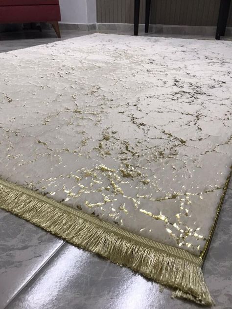 White And Gold Living Room Rug, Gold And White Rug, Luxury Rugs In Living Room, Rugs In Bedroom With Carpet, Gold And White Living Room Decor, Gold Carpet Living Room, Grey And Gold Living Room Ideas, White And Gold Living Room Ideas, Beige And Gold Living Room