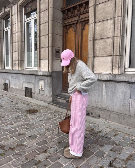 Audrey Notebaert | the perfect pant for the color lovers 💖🍬🍭✨vous aimez le rose ?🫶🏼 #ootd #outfit #inspo #mangooutfits #birkenstockstyle | Instagram Spring Fashion Aesthetic, Pink Pants Outfit, Chic Outfits Classy, Birkenstock Style, Aesthetic Photoshoot, College Fits, Perfect Pant, Pink Birthday, Pink Pants