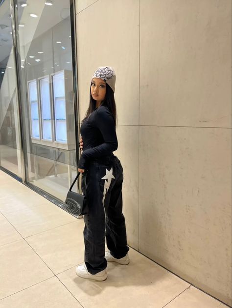 Outfits For Winter Streetwear, Street Wear Women Winter, London Style Women Outfit Ideas, Black Streetwear Outfit Women, London Streetwear Women, Fire Fits Women, All Black Streetwear Women, Women’s Streetwear, Street Wear Winter Outfits