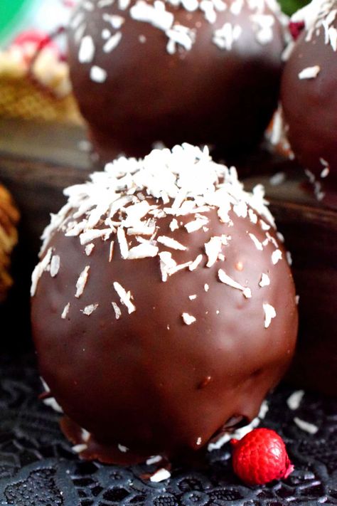 Coconut Cake Balls, Coating Chocolate, Chocolate Coconut Balls, Chocolate Balls Recipe, Chocolate At Home, Coconut And Vanilla, Chocolate Melting Wafers, Chocolate Candy Recipes, Coconut Balls