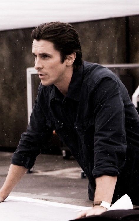 Patrick Bateman Hair, Bruce Wayne Wallpaper, Classic Hairstyles Women, Batman Haircut, Christian Bale Batman, Bale Batman, Chris Bale, Batman Christian Bale, Christian Bale