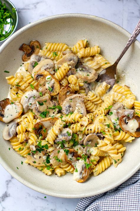 Inspired by a mushroom stroganoff recipe, this creamy, cheesy and garlicky Instant Pot mushroom pasta is super comforting and delicious. Great one-pot, vegetarian pasta dish for a weeknight dinner. Easy to make and you will be asking for seconds. Enjoy this creamy mushroom pasta with a glass of white wine and a side of green salad! Garlic Mushroom Pasta, Mushroom Stroganoff Recipe, Pasta With Garlic, Mushroom Side Dishes, Vegetarian Pasta Dishes, One Pot Vegetarian, Creamy Garlic Mushrooms, Instant Pot Pasta Recipe, Creamy Mushroom Pasta