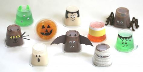 Great Halloween snacks and treat ideas for any type of school treat from DIY cupcakes to healthy snacks to prepackaged goodies with an easy Halloween twist. Perfect for kids from preschool to elementary and beyond. Christmas Kids Snacks, Jello Treats, Halloween Eats, Halloween Jello, Jello Cups, Monster Decorations, Halloween Themed Gifts, Halloween School Treats, Fruit Pudding