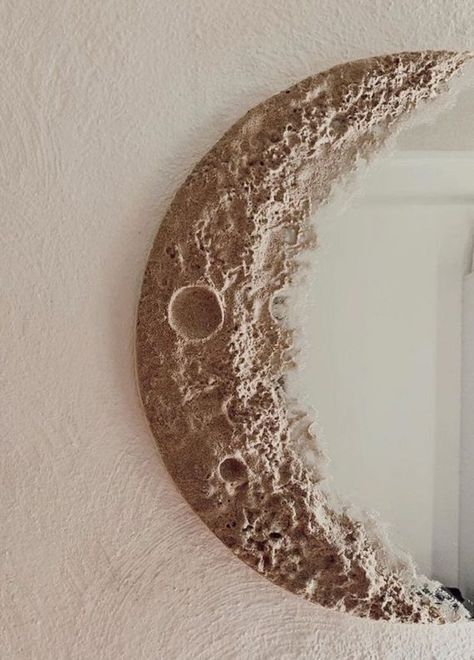 DIY Mondspiegel – Ein echter Eyecatcher im Raum - fresHouse Wall Mirror Collage, Mirror Collage Wall, Aesthetic Wall Mirror, Collage Wall Decor, Spiegel Diy, Mirror Collage, Spiegel Selfie, Mirror Decor Ideas, Zimmer Diy