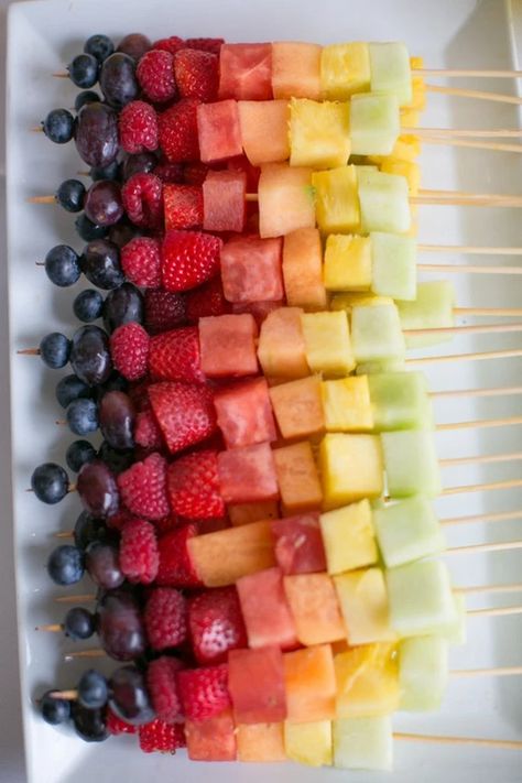 Fruit Platter Ideas Wedding, Fruit Kebabs, Summer Food Party, Fruit Skewers, Decorações Com Comidas, Fruit Kabobs, Breakfast Party, Rainbow Fruit, Fruit Bar