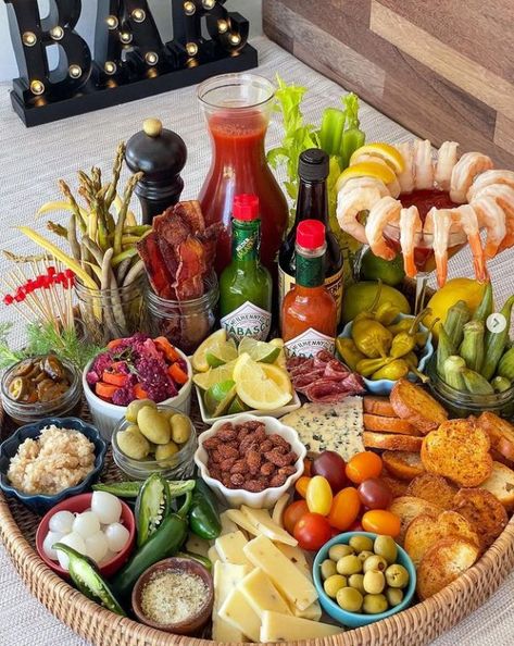 Sunday Funday Snacks, Sunday Funday Recipes, Booze Charcuterie Board, Outdoor Bar Party Ideas, Bridesmaids Charcuterie Board, Party Hosting Ideas Entertaining, Cocktail Charcuterie Board Ideas, Sunday Funday Party Ideas, Hosting Football Sunday