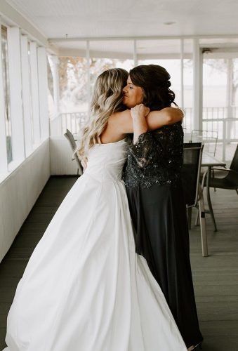 Mother Daughter Wedding Photos, Bride And Mom, Mother Daughter Wedding, Wedding Photos Bride, Brides Mom, Wedding Photo Album, Wedding Portrait Poses, Bride Pictures, Wedding Photography Bride