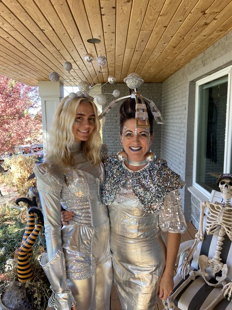 Futuristic Party Theme Outfit, Space Costume Women, Space Cadet Costume, Space Alien Costume, Futuristic Party, Karneval Diy, Space Costume, Camp Bestival, Sci Fi Costume