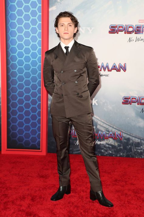 Tom Holland Suit, I Fancy You, London Boy, Shoes Boot, Fashion Edgy, Mens Fashion Edgy, Tom Holland Spiderman, Mens Fashion Casual Outfits, Wedding Suit