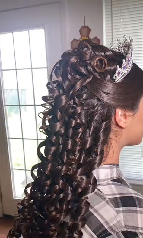 Natural Curly Hair Quinceanera Hairstyles, Curly Hairstyles With Crown, Quinceanera Hairstyles Curly Hair, Quinceanera Hairstyles For Long Hair, Debutante Hairstyles, Blue Quinceanera Ideas, Quince Hair, Cinderella Quinceanera Themes, Ariel Hair