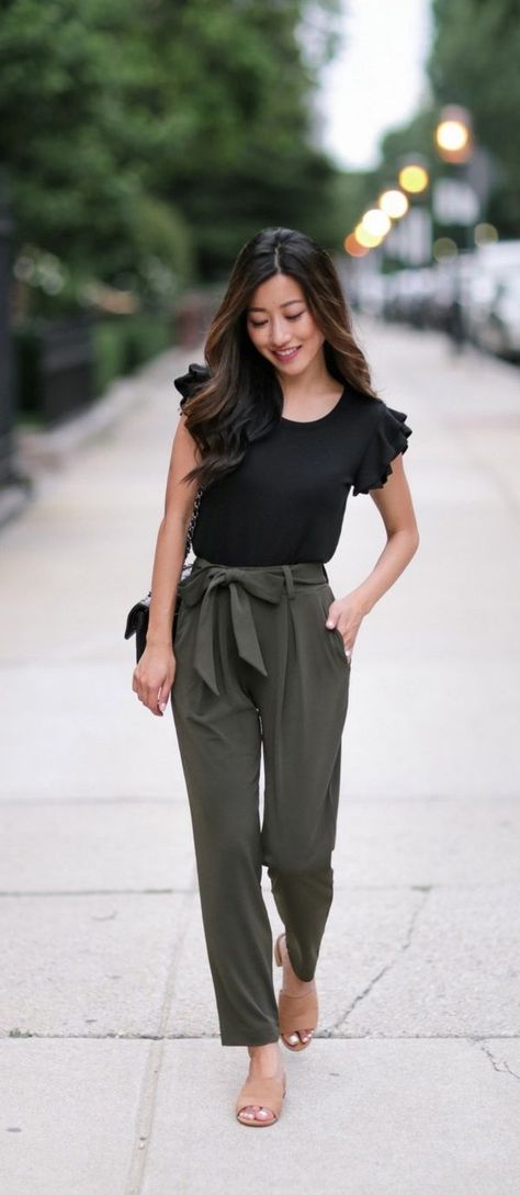 Paper Bag Trousers Outfit, Bag Pants Outfit, Paper Bag Pants Outfit, Celana Fashion, Paper Bag Pants, Trousers Outfit, Bag Pants, Cooler Style, Trouser Outfit