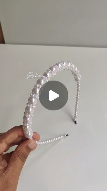 Diy Pearl Hair Accessories, Diy Hair Accessories Beads, Pearl Hair Bow, Hair Accessories Diy Headband, Bead Hair Accessories, Hair Accessories Pearl, Pearls Diy, Beaded Headband, Diy Headband