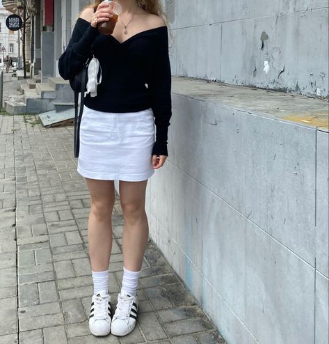 Adidas Superstar Skirt Outfit, White Adidas Shoes Outfits Summer, White Adidas Superstar Outfit, White Superstars Outfit, White Adidas Outfit, Look Old Money, Adidas Superstar Outfit, Superstar Outfit, Samba Outfits