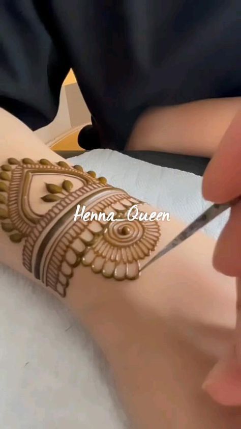 Henna Designs For Right Hand, Drawing Mehndi Designs, Mahendi New Design, Back Hand Mehndi Designs Stylish Unique Simple, Simple Mehndi Designs Videos, Right Hand Mehndi Design Back, Ghevar Mehndi Designs, Mahendi Designs Latest Back Hand, Mehndi Designs Videos