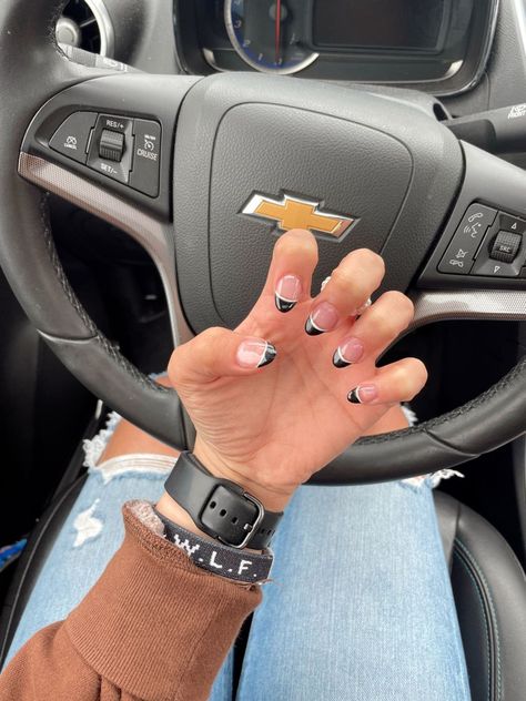 French Tip Country Nails, Designed French Tip Nails, Simple Summer Nails Almond Shape, Nails For Concerts, Summer Acrylic Nails Oval, Beetles Nail Polish Ideas, Country Nails Acrylic, Nail Designs Simple Classy, Country Style Nails