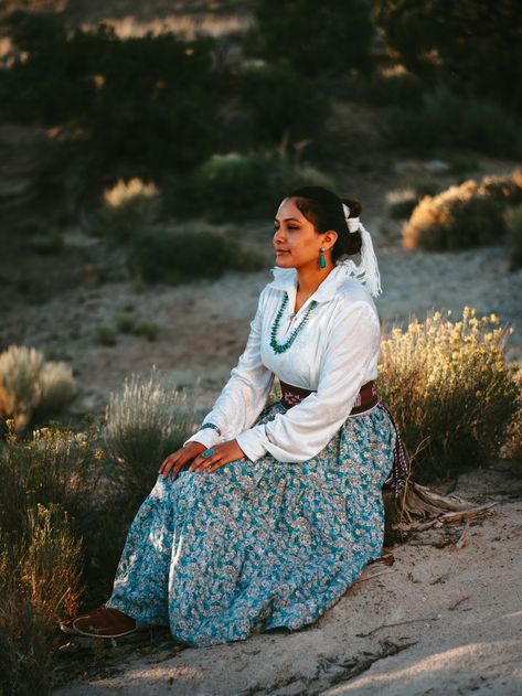 Young Navajo women with traditional wear Native American Clothing Women Traditional, Navajo Clothing Traditional, Navajo Traditional Dress, Navajo Woman Models, Navajo Traditional Outfits, Modern Native American Fashion, Native American Traditional Clothing, Navajo Fashion, Lipan Apache