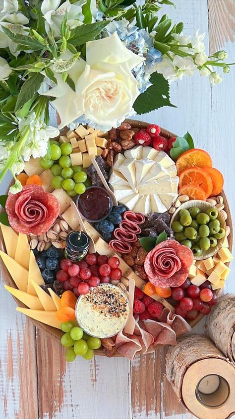 Charcuterie Board Meats, Charcuterie Appetizers, Charcuterie Gifts, Party Food Buffet, Catering Ideas Food, Charcuterie Inspiration, Charcuterie Platter, Party Food Platters, Charcuterie And Cheese Board