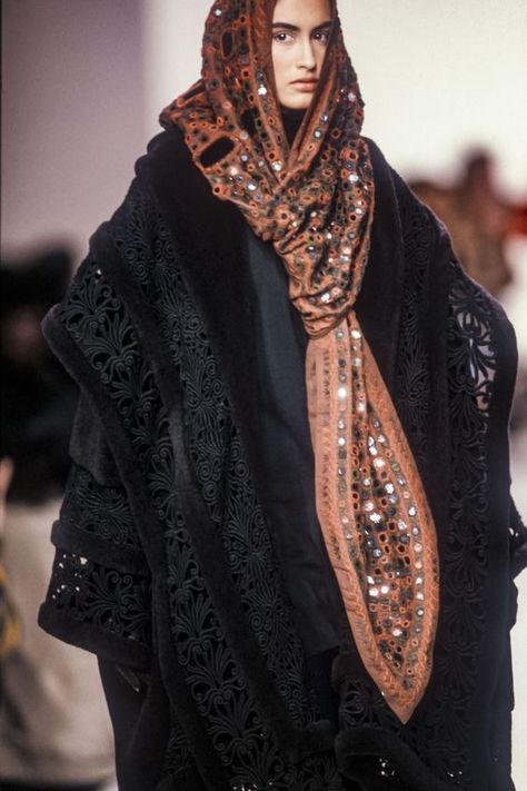 Yasmeen Ghauri, Romeo Gigli, Modest Wear, Vintage Glamour, Looks Style, Mode Inspiration, Runway Fashion, High Fashion, Boho Chic