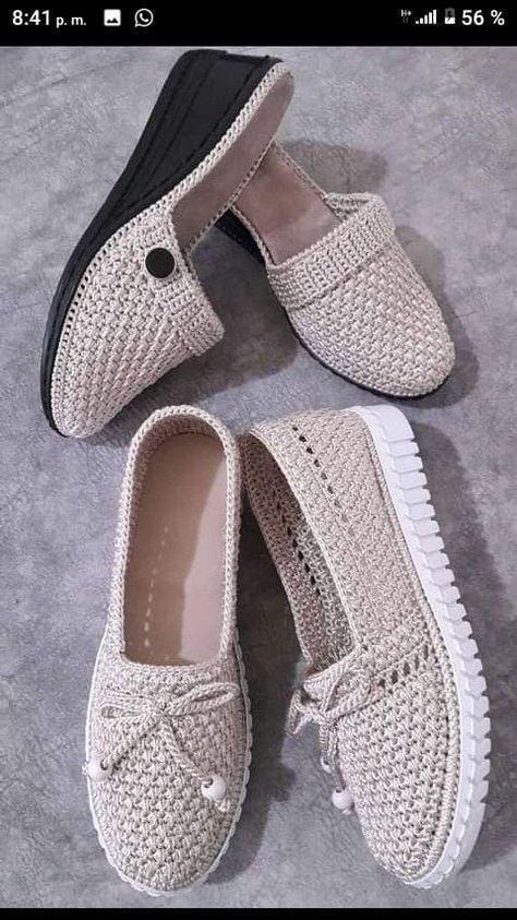 Diy Crochet Shoes, Sandal Rajut, Baby Shoes Tutorial, Crochet Shoes Pattern, Mode Crochet, Crochet Boots, Crochet Sandals, Crochet Baby Shoes, Shoe Pattern