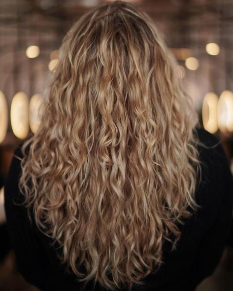 Natural Blonde Hair Curly, Thick Blonde Curly Hair, Natural Curly Hair Haircut, V Haircut For Long Hair Curly, Layered Curly Blonde Hair, Naturally Wavy Layered Hair, Wavy Natural Haircut, Long Layers With Wavy Hair, Natural Wavy Hair Hairstyles