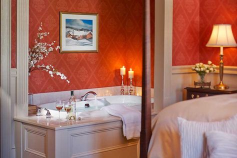 Green Mountains Vermont, Bed N Breakfast, Canopy Beds, Stowe Vermont, Luxury Room, Inn Hotel, Jacuzzi Outdoor, Hotel Amenities, Luxury Suite