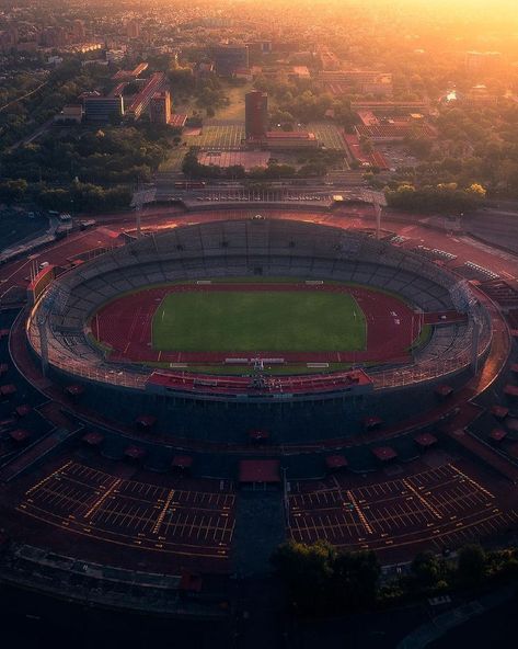 ❌V❌ en Instagram: “Estadio Olímpico Universitario 🌅 Así caen los primeros rayos del sol sobre Ciudad Universitaria @unam_mx Los amaneceres en este lugar son…” Relationship Vision Board, Perfect World, Alter Ego, Baseball Field, Volkswagen Golf, Ronaldo, Barcelona, Football, Iphone