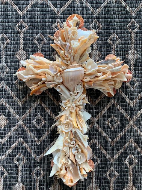 Shell Crosses Diy, Diy Coastal Farmhouse Decor, Sea Shell Cross, Seashells Crafts, Wooden Cross Crafts, Seashell Cross, Shell Creations, Seashell Art Diy, Shell Cross