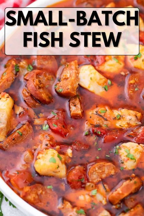 Stew With Tomatoes, Seafood Stew Recipes, Fish Stew Recipes, Spinach Tortellini Soup, Baked Fish Recipes, Healthy Holiday Recipes, Seafood Stew, Fish Stew, Chorizo Sausage