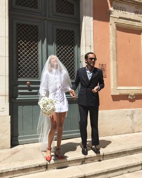 Modern, eclectic city hall wedding. Bride wears a white shirt dress with long veil, burnt orange shoes and a bouquet of white ranunculus. #eclecticweddings #uniqueweddings #trendybride Courthouse Wedding Style, Crete Wedding, Downtown Elopement, Elopement Dresses, Samantha Wedding, Elopement Shoot, Wedding Diary, Unconventional Wedding, City Hall Wedding