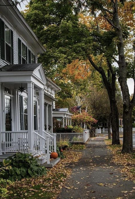 Usa Small Town, Cozy Neighborhood Aesthetic, Small Town Neighborhood, Small Town Autumn, Rich Neighborhood Aesthetic, Small City Aesthetic, Fall Home Exterior, Autumnal House, Fall Neighborhood