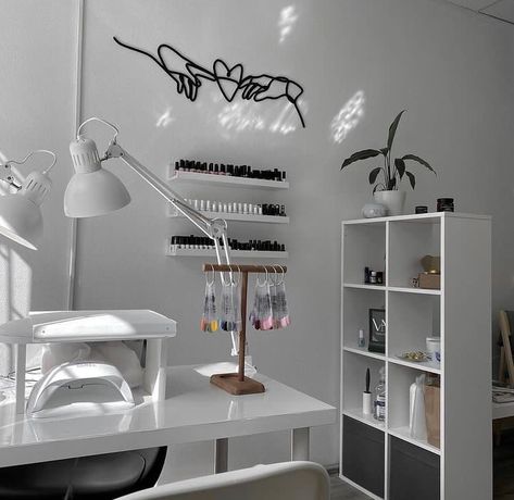 White Nail Room Ideas, Black And White Nail Tech Room, Minimalist Nail Room, Nail Place Decoration, Home Nail Salon Ideas Small Spaces Interior Design, Minimalist Nail Studio, Nail Salon Decor Modern, Manicure Set Up, Black And White Nail Room