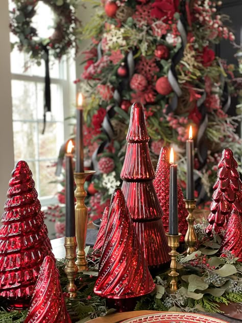 Vintage Christmas Mantels Ideas, Mercury Glass Christmas Trees, Christmas Table Decor Ideas, Christmas Cottagecore, Natal Country, Glass Christmas Trees, Yule Tide, Mercury Glass Christmas Tree, Glass Trees